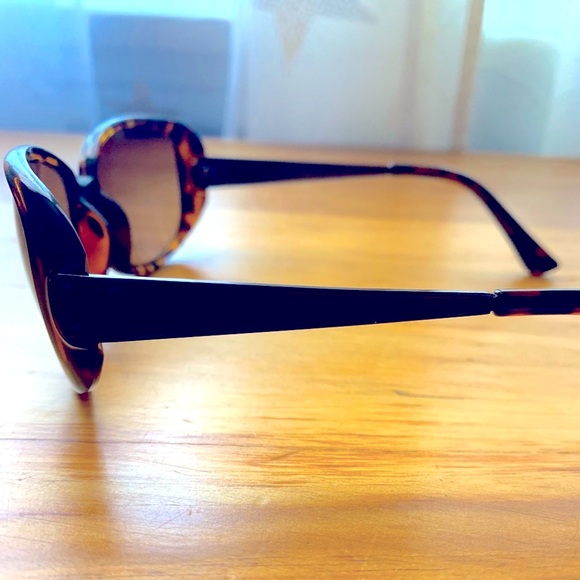 Tortoise Shell Style Sunglasses - Picture 2 of 3